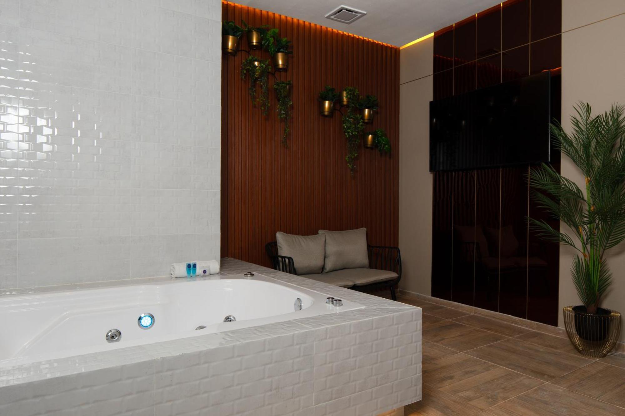 בארנקווילה Hotel Byhours Circunvalar - Adults Only מראה חיצוני תמונה
